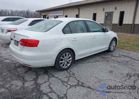 2014 Volkswagen Jetta 1.8T Se z USA, uszkodzony, nr VIN 3VWD17AJXEM409168